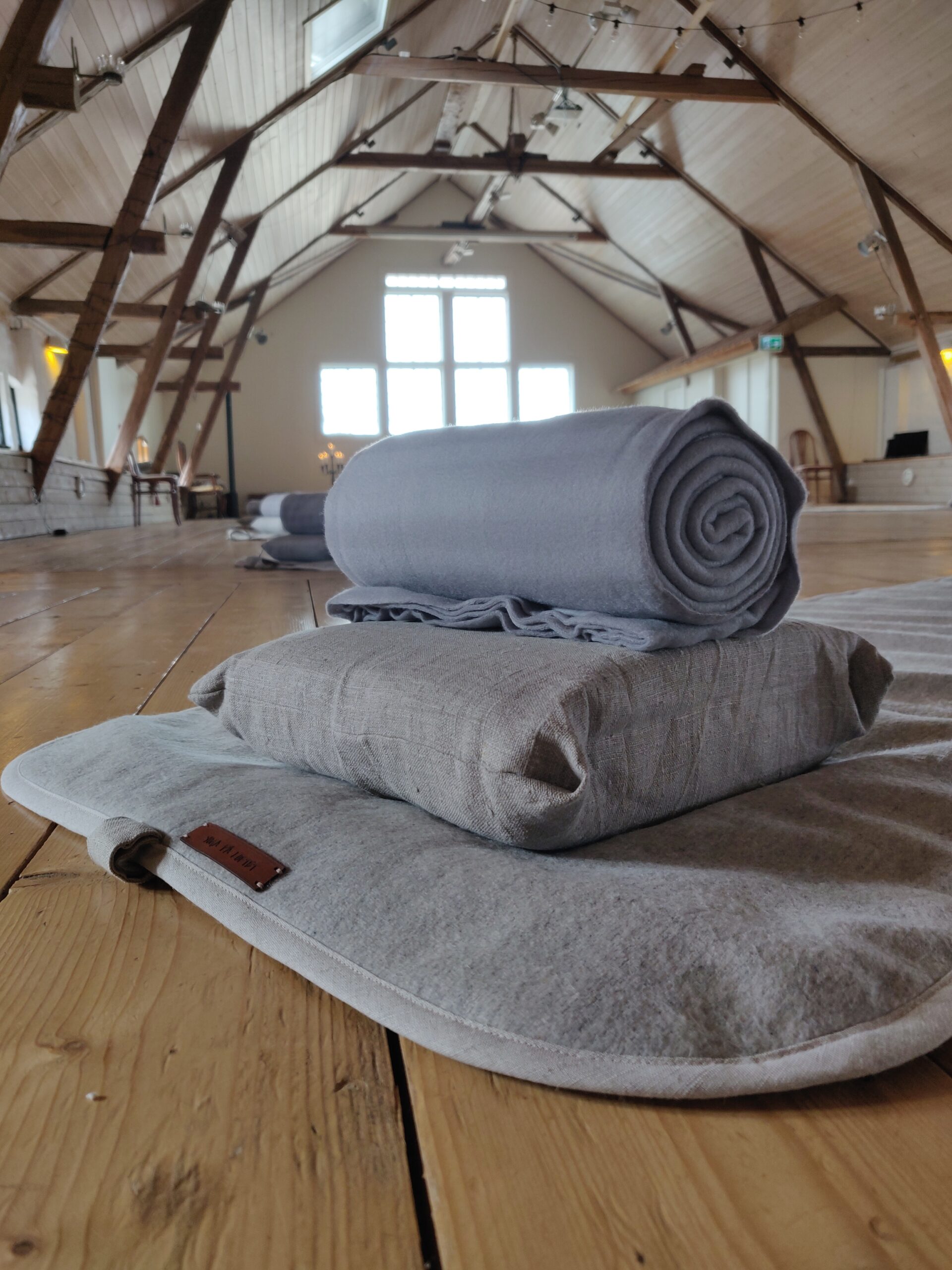 Loftet med yogamattor (2)